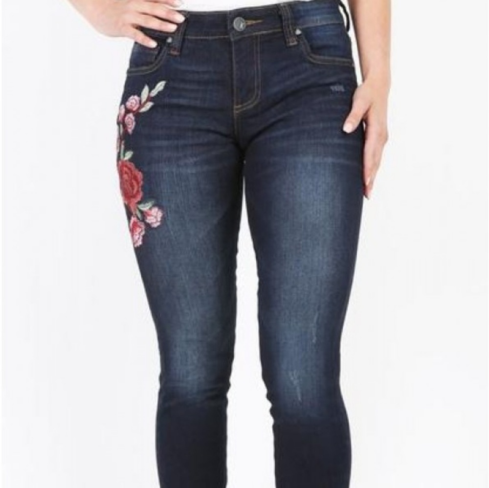 Flowered detailed jeans